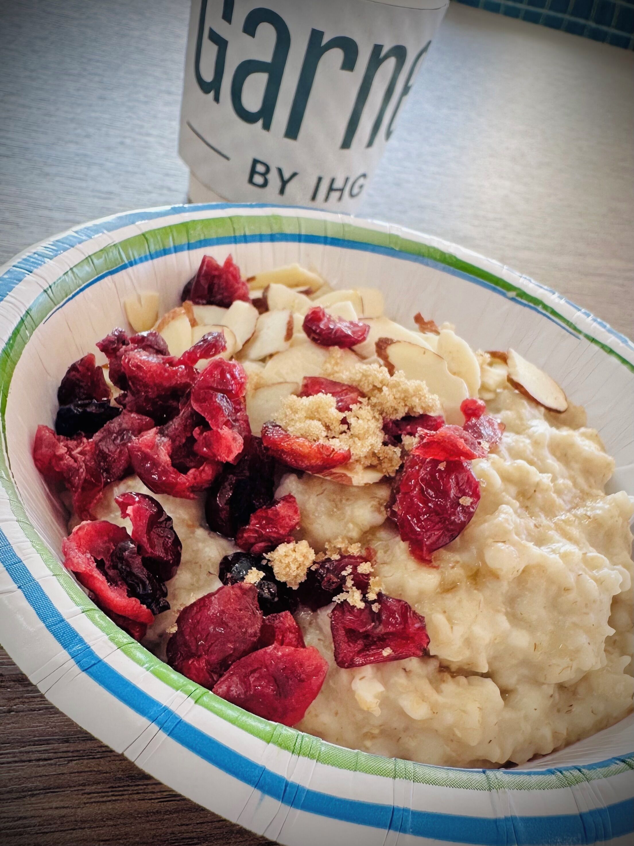 Un tazón de avena con frutas secas y almendras.