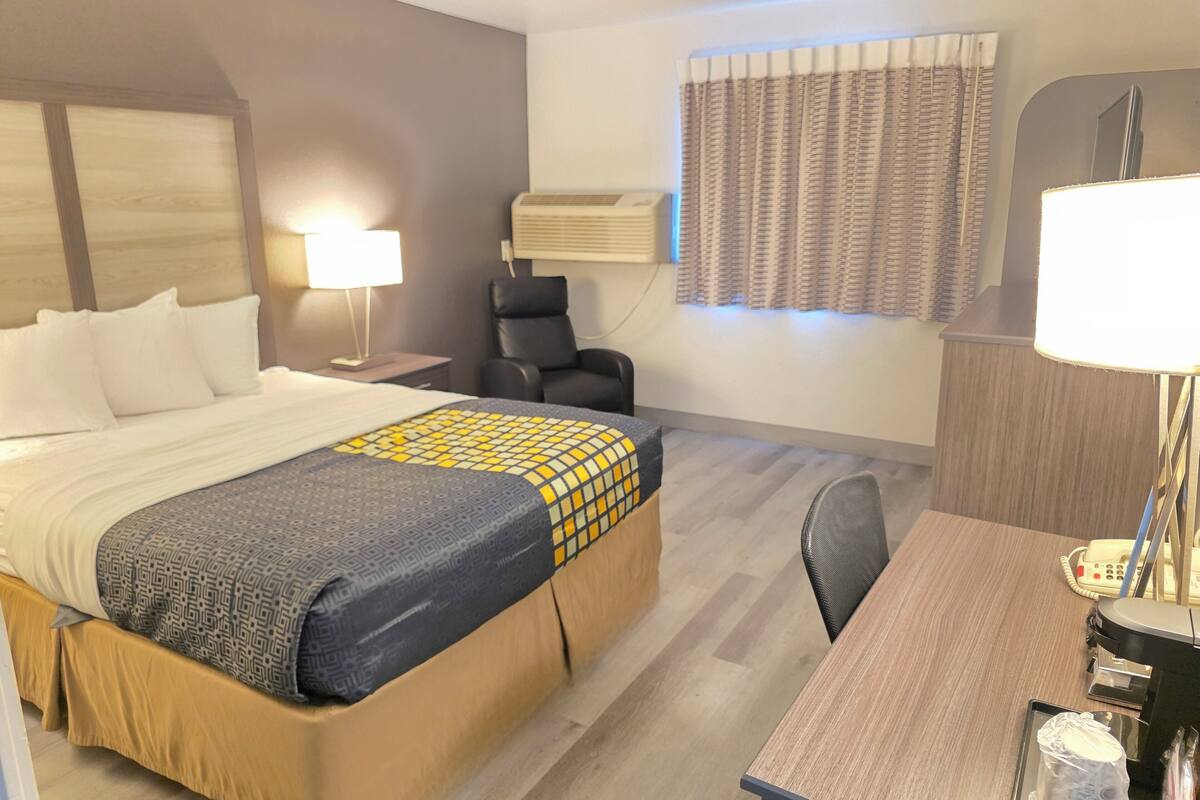Standard Room, 1 Queen Bed, Non Smoking | Desk, iron/ironing board, free cots/infant beds, free WiFi