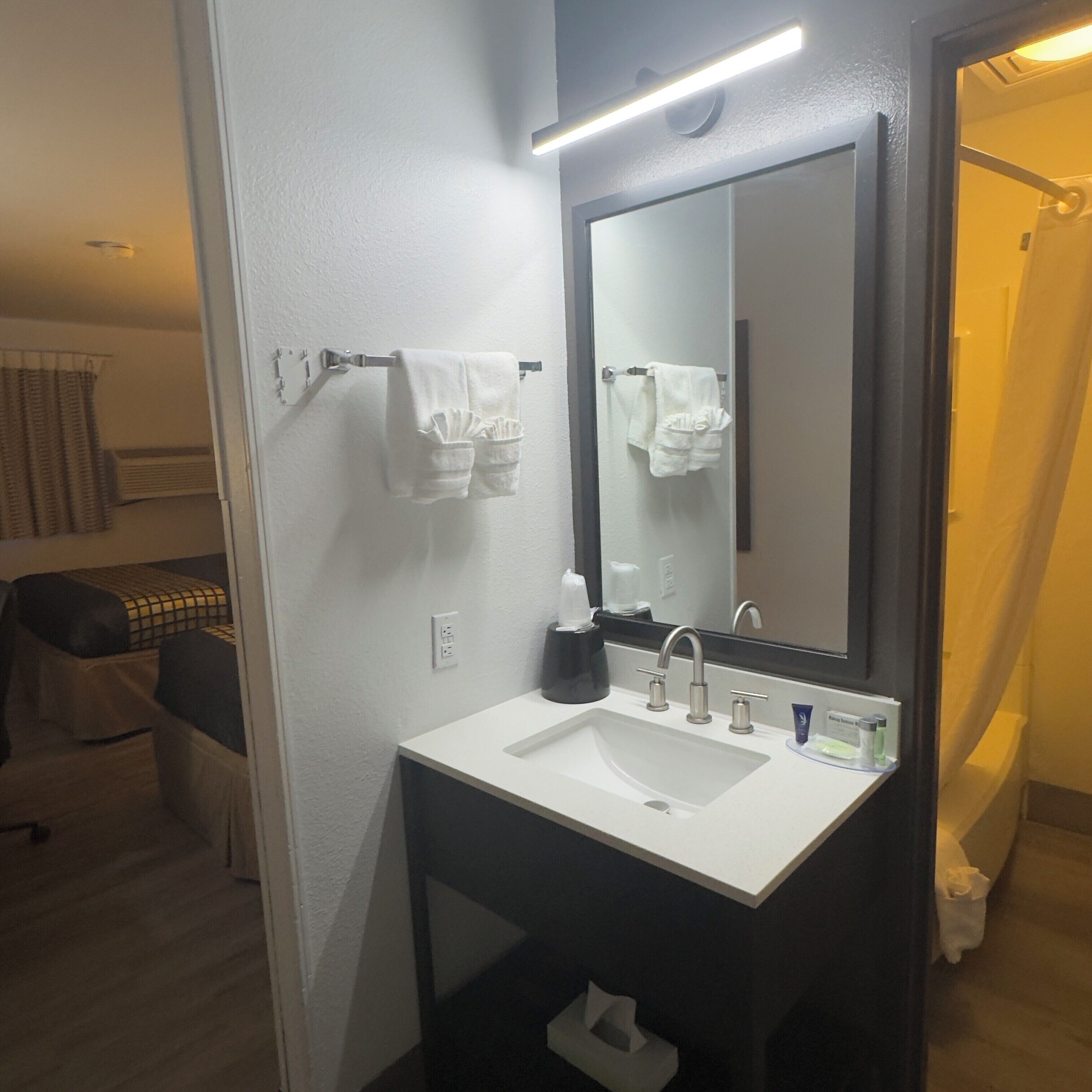 Ensemble douche/baignoire, articles de toilette de luxe, sèche-cheveux