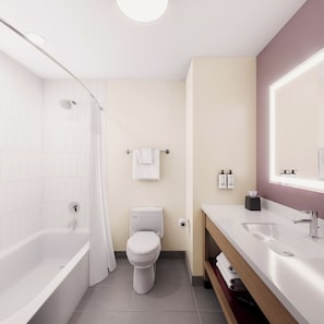 وحدات دش مع أحواض استحمام، مستلزمات فاخرة للعناية الشخصية، مجففات شعر