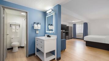 Suite, 1 King Bed | Premium bedding, down duvets, Tempur-Pedic beds, desk