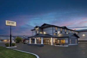 A hotel with a sign reading 'Garnier by IHG,' featuring a modern design with multiple floors and a covered entrance. - Garner Hotel Missoula Southwest by IHG (Missoula)