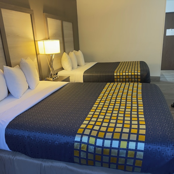 标准房, 2 张大床, 无烟房 | 高档床上用品、羽绒被、泰普尔床垫、办公桌