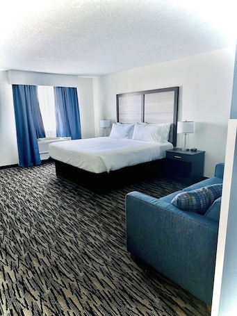 Suite, 1 King Bed | Premium bedding, down comforters, Tempur-Pedic beds, desk. Big Sky Inn