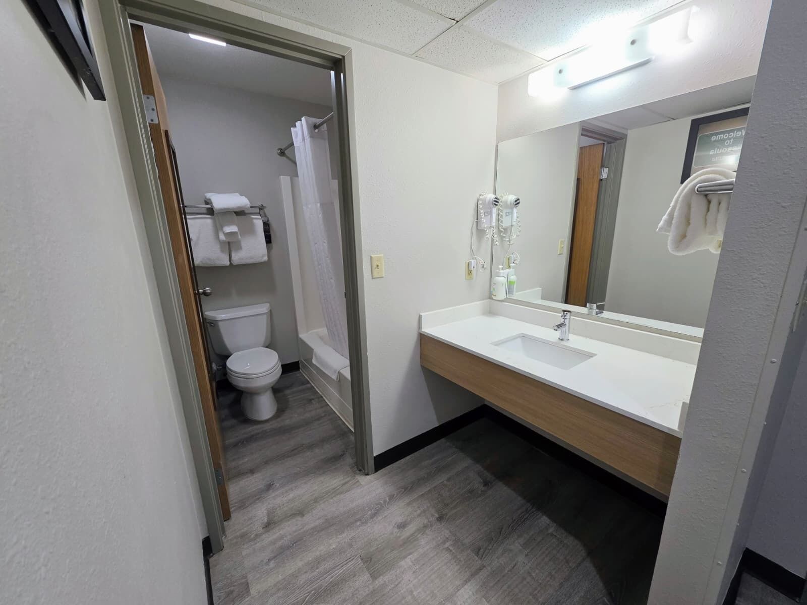 Secador de cabelo, toalhas de banho