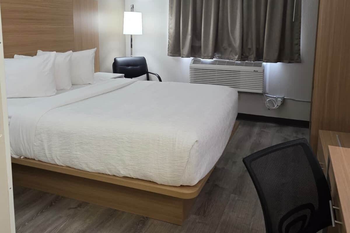 Quarto, 1 cama Queen, para não fumantes | Individualmente mobiliados, escrivaninha, cortinas blackout