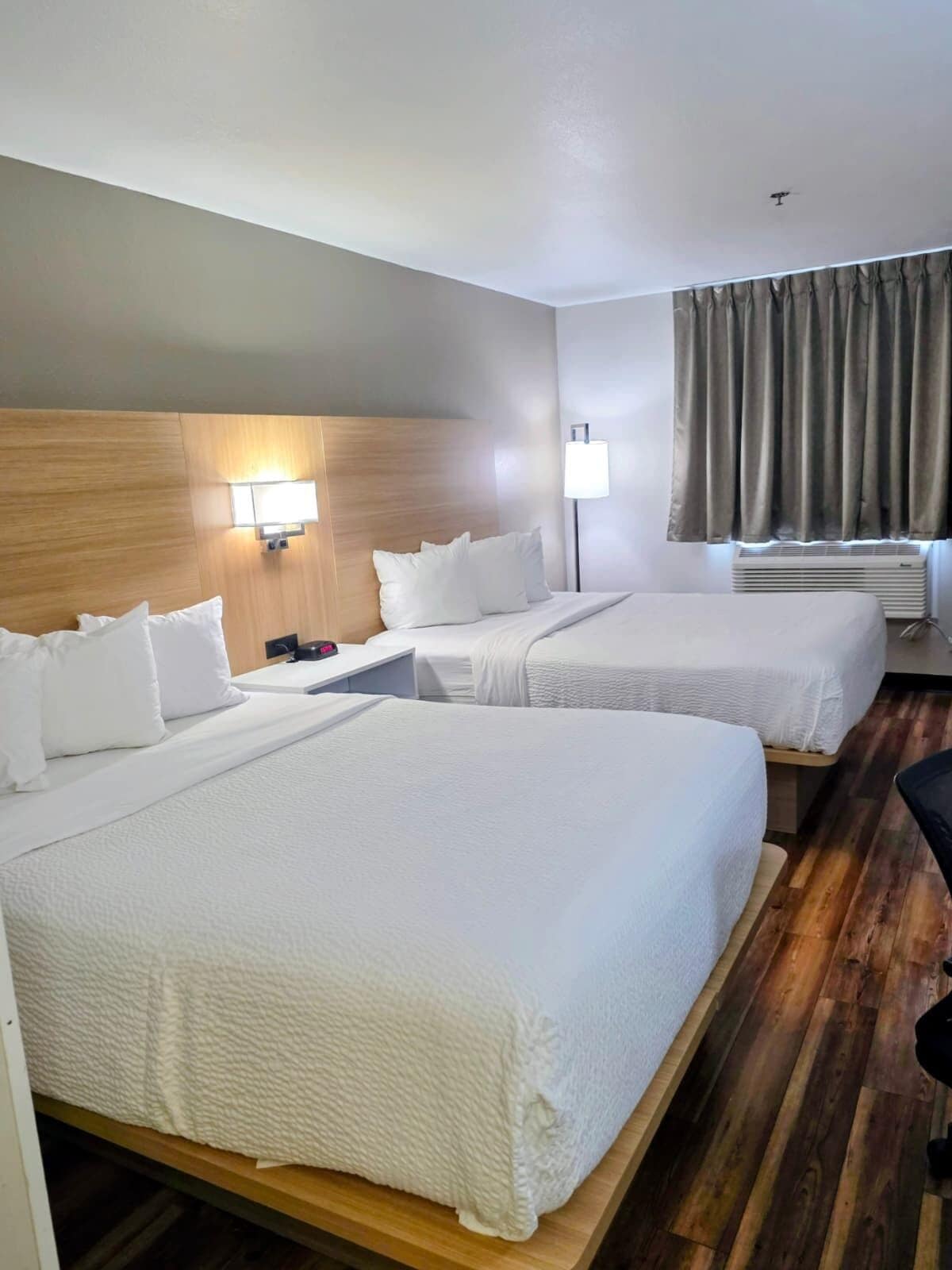 Quarto, 2 camas Queen, para não fumantes | Individualmente mobiliados, escrivaninha, cortinas blackout