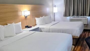 Quarto, 2 camas Queen, para não fumantes | Individualmente mobiliados, escrivaninha, cortinas blackout