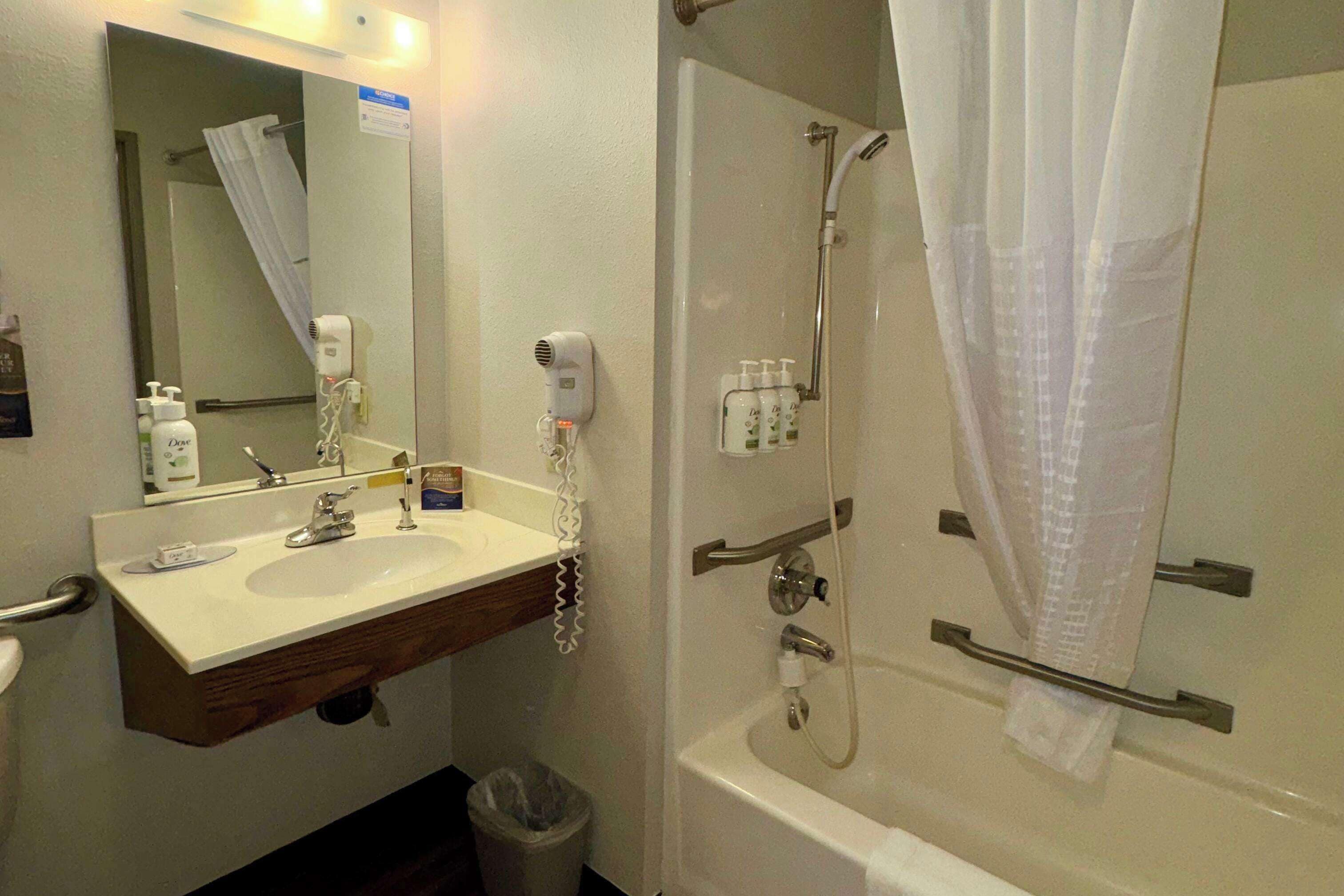 room, 1 queen bed, hearing accessible, non smoking (mobility, roll-in shower) | accessible bathroom