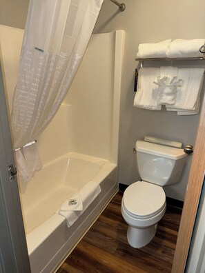 Secador de cabelo, toalhas de banho