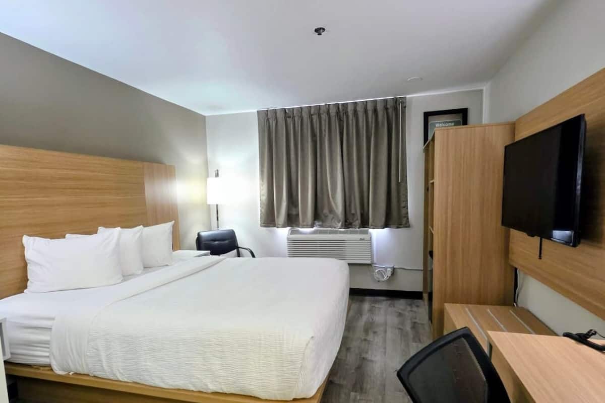 Room, 1 Queen Bed, Non Smoking | Individually furnished, desk, blackout curtains, iron/ironing board