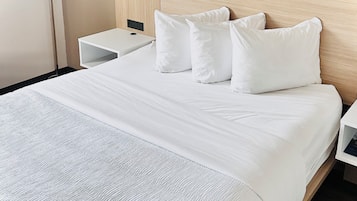 Individuelt innredet, skrivebord, blendingsgardiner og strykejern/-brett