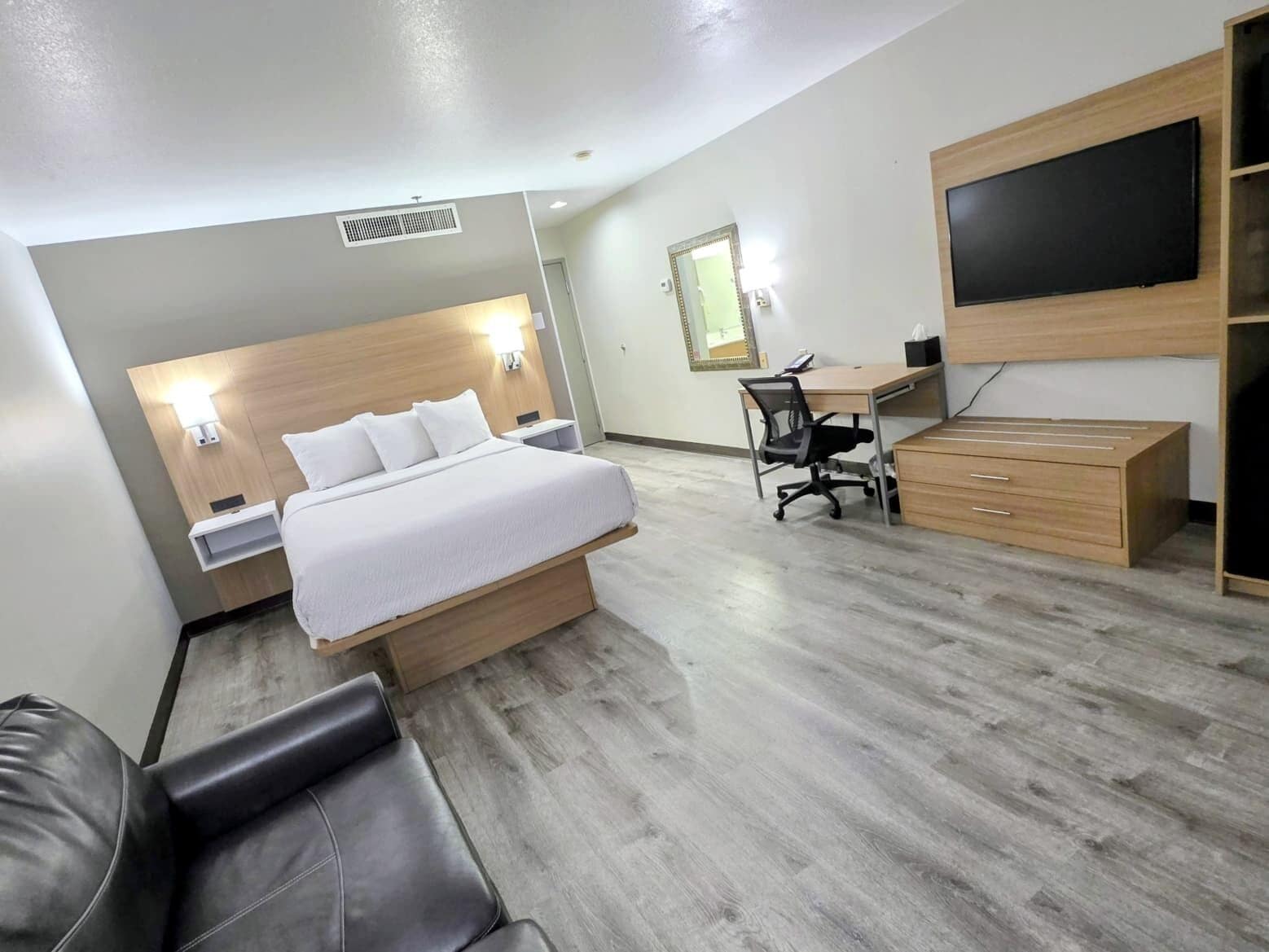 Studio suite, 1 queensize bed met slaapbank, niet-roken | Individueel gemeubileerd, een bureau, verduisterende gordijnen