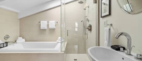 Sengetøy av topp kvalitet, dundyner, senger med overmadrass og minibar