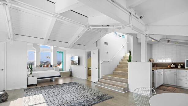 A modern interior with a staircase, a dining area, and a kitchen. - Hotel Erwin Venice Beach (Venice)