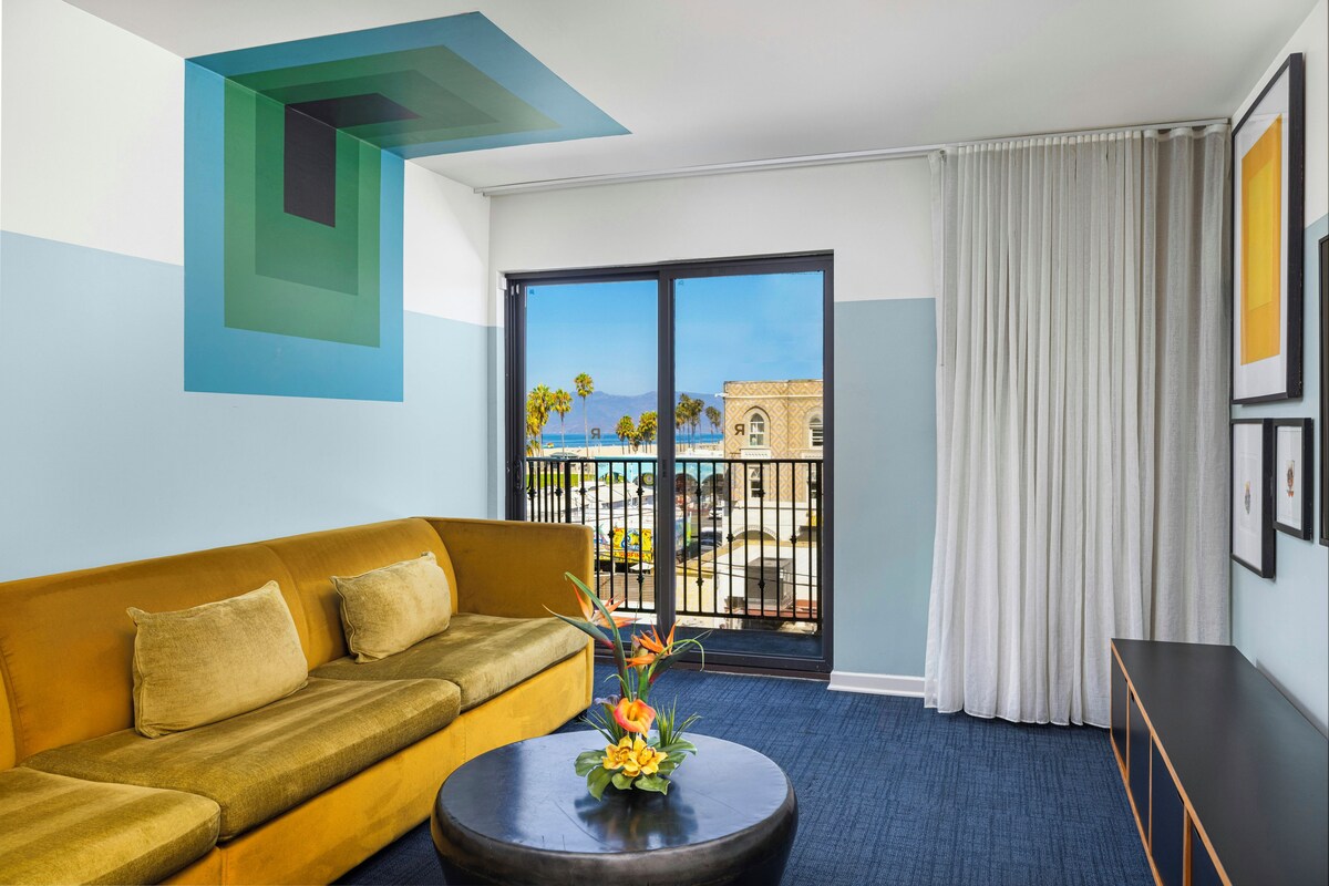 Suite, 1 King Bed with Sofa Bed, Partial Ocean View