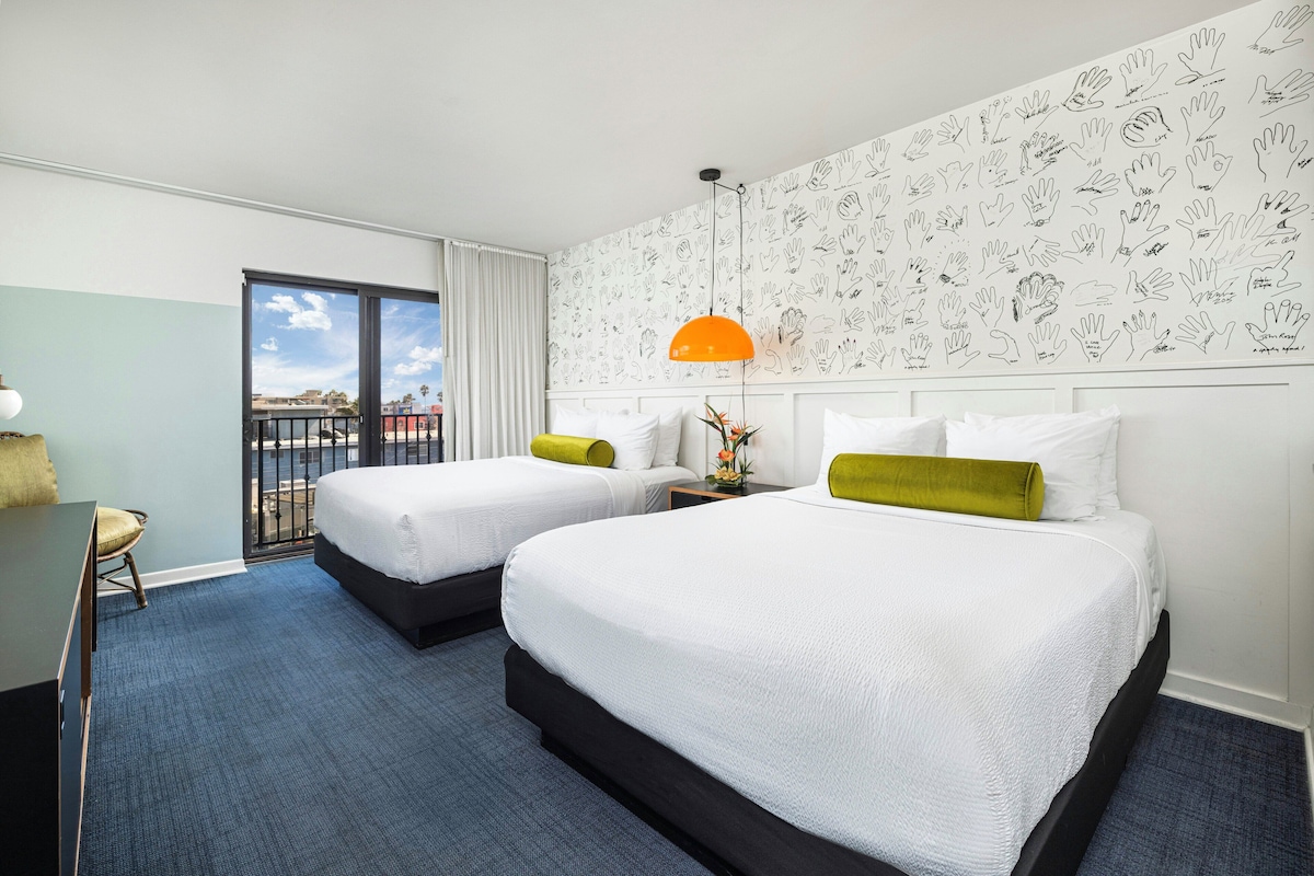 Zimmer, 2 Queen-Betten, eingeschränkter Meerblick | Hochwertige Bettwaren, Daunenbettdecken, Pillowtop-Betten, Minibar