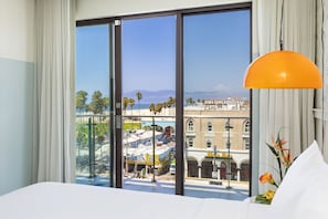 1 King Bed (Epic View, Top Floor) | Premium bedding, down comforters, pillowtop beds, minibar - Hotel Erwin Venice Beach (Venice)
