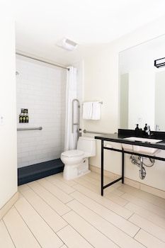 City Room, 2 Queen Beds, Accessible, City View | Bathroom | Shower, free toiletries, hair dryer, bathrobes at Hotel Erwin