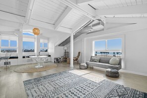 Suite (Dogtown Penthouse)