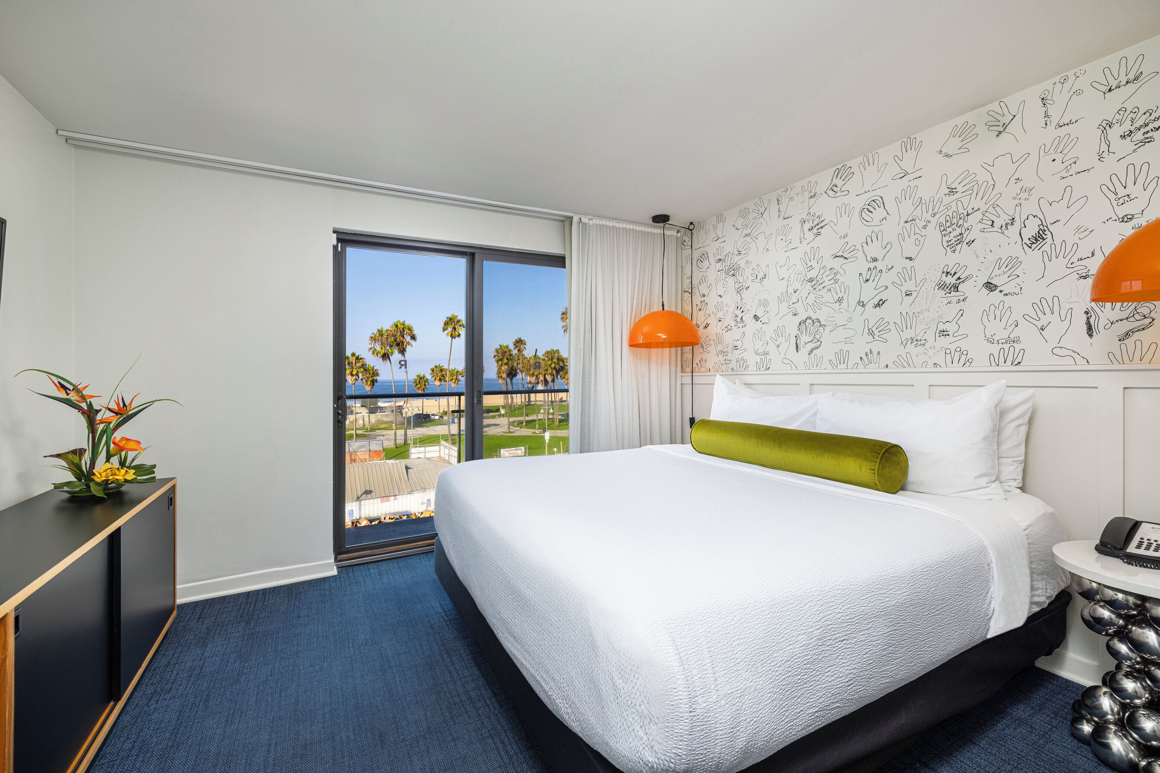 Sengetøy av topp kvalitet, dundyner, senger med overmadrass og minibar