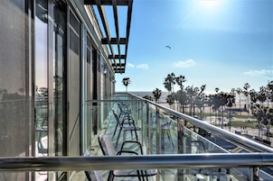 Herbergi - 1 stórt tvíbreitt rúm (Epic View) | Rúmföt af bestu gerð, dúnsængur, rúm með „pillowtop“-dýnum, míníbar