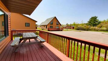 Luxury House, 2 Bedrooms, Non Smoking, Fireplace (non-pet friendly) | Blackout drapes, iron/ironing board, free WiFi, bed sheets