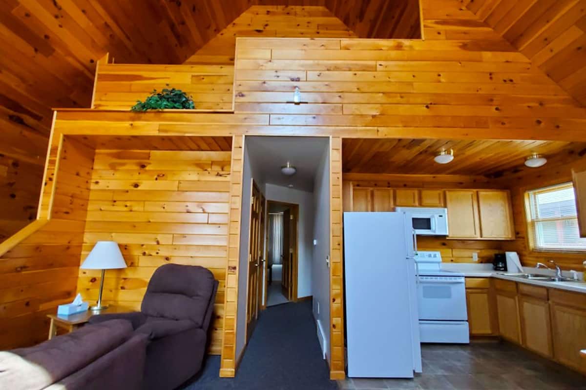 luxury house, 2 bedrooms, non smoking, kitchen (non-pet friendly) | blackout curtains, iron/ironing board, free wifi, bed sheets