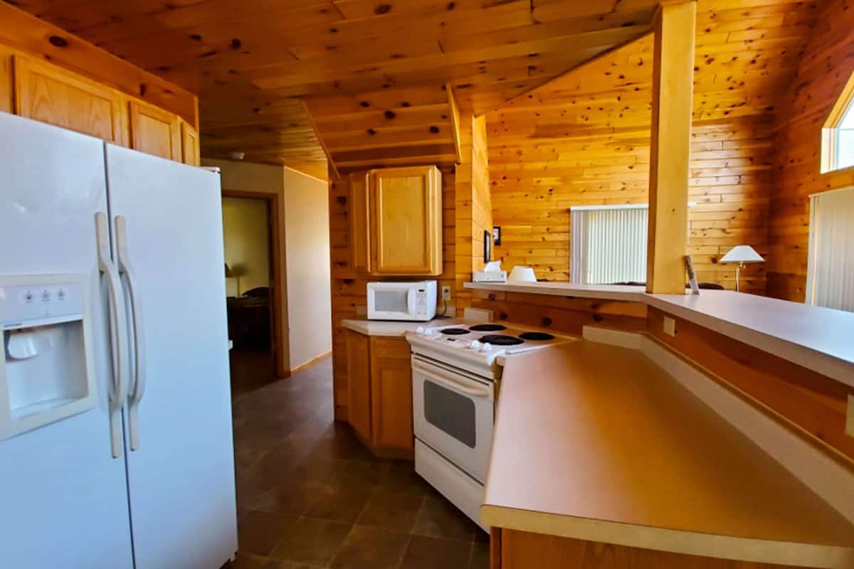 luxury house, 2 bedrooms, non smoking, fireplace (non-pet friendly) | blackout curtains, iron/ironing board, free wifi, bed sheets