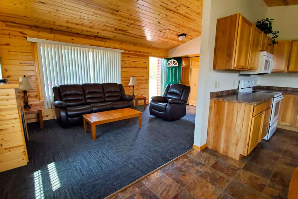 luxury house, 3 bedrooms, non smoking, fireplace (non-pet friendly) | blackout curtains, iron/ironing board, free wifi, bed sheets