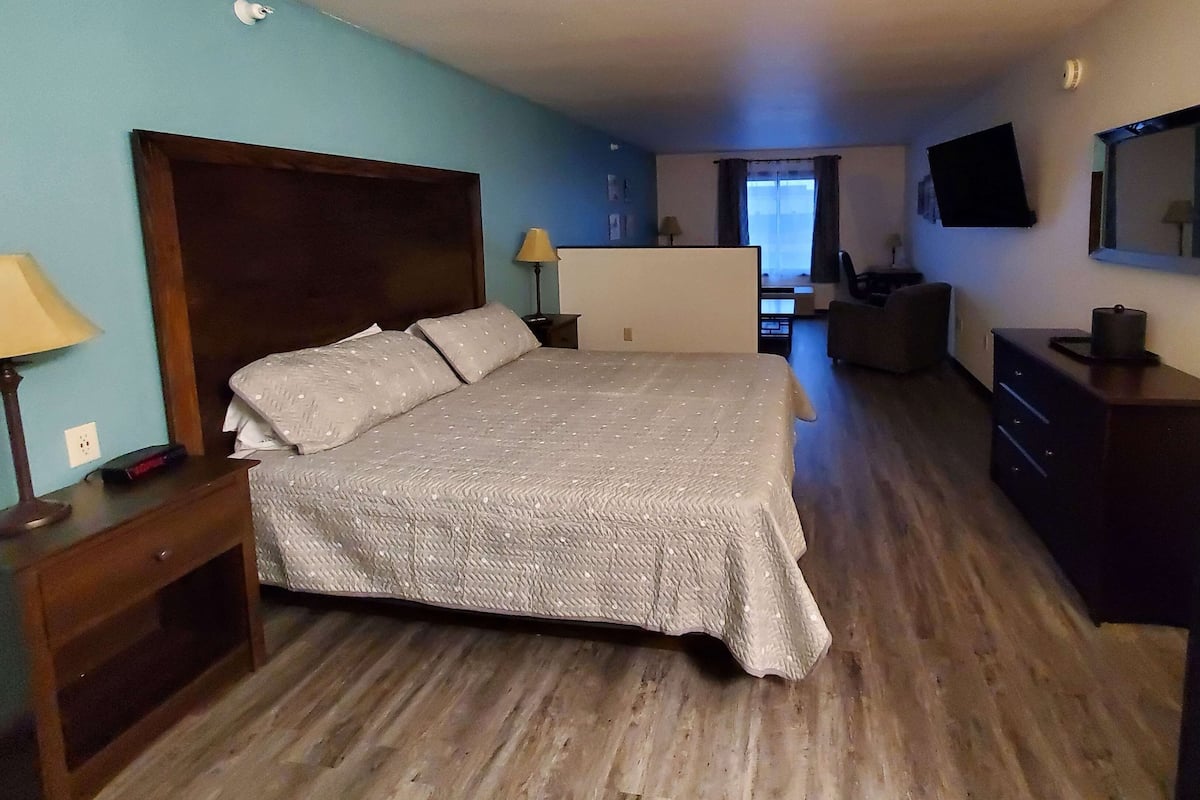 Suite, 1 King Bed with Sofa bed, Non Smoking, Refrigerator & Microwave (Pet Friendly) | Blackout drapes, iron/ironing board, free WiFi, bed sheets
