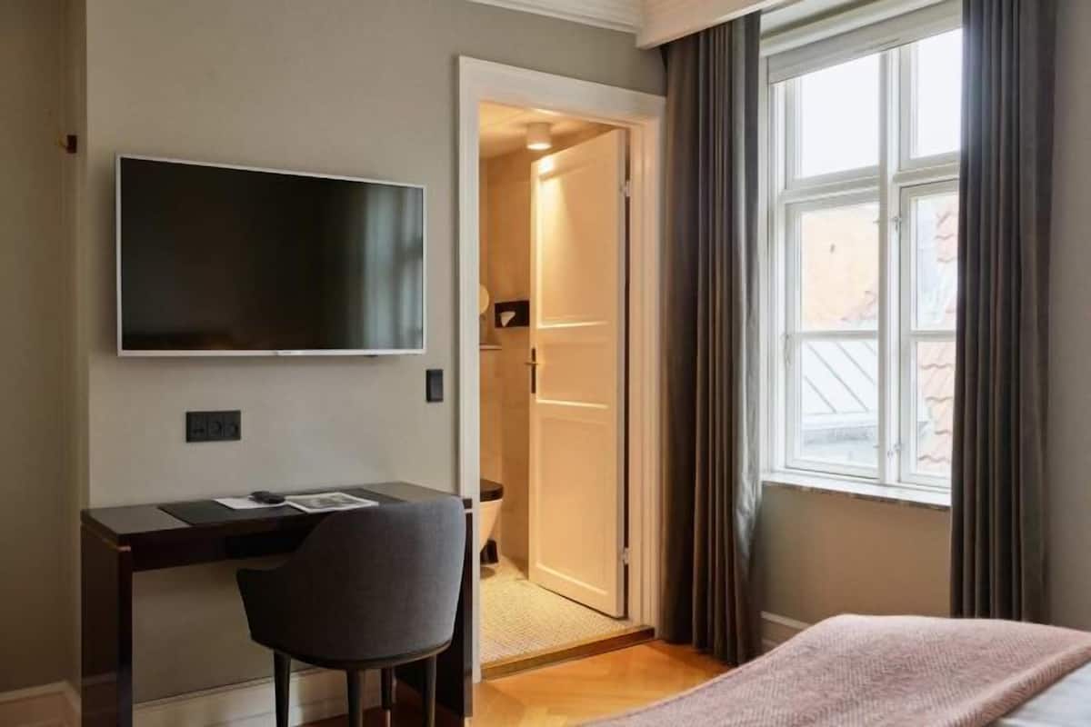 Minibar, odada kasa, masa, güneşlik/perde