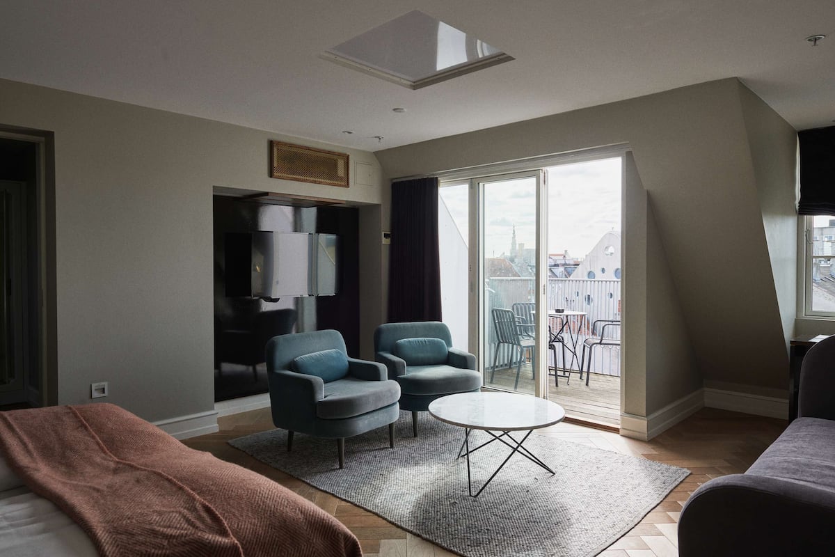 Penthouse | Minibar, odada kasa, masa, güneşlik/perde