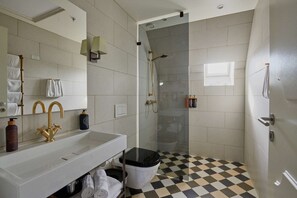 Penthouse | Badeværelse | Bruser, hårtørrer, håndklæder