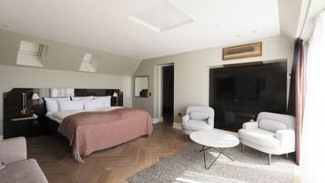 Penthouse | Minibar, in-room safe, desk, blackout curtains