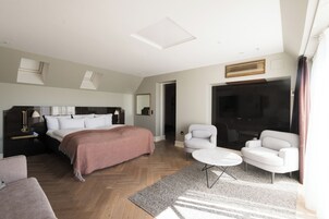 Penthouse | Minibar, in-room safe, desk, blackout drapes