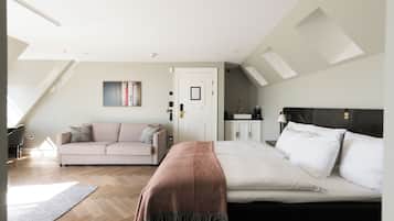 Penthouse | Minibar, pengeskab på værelset, skrivebord, mørklægningsgardiner