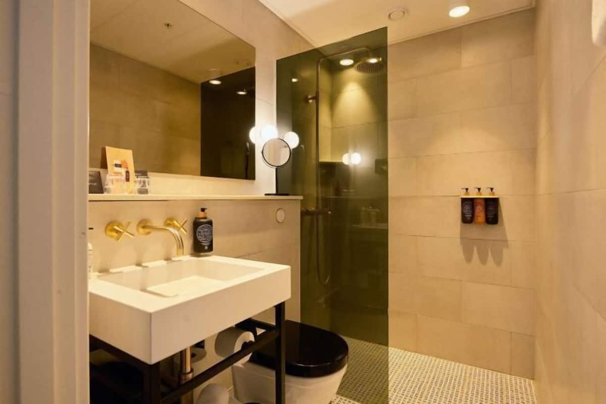 Banyo | Duş, saç kurutma makinesi, havlu