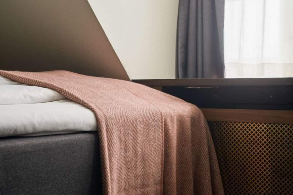 Minibar, odada kasa, masa, güneşlik/perde