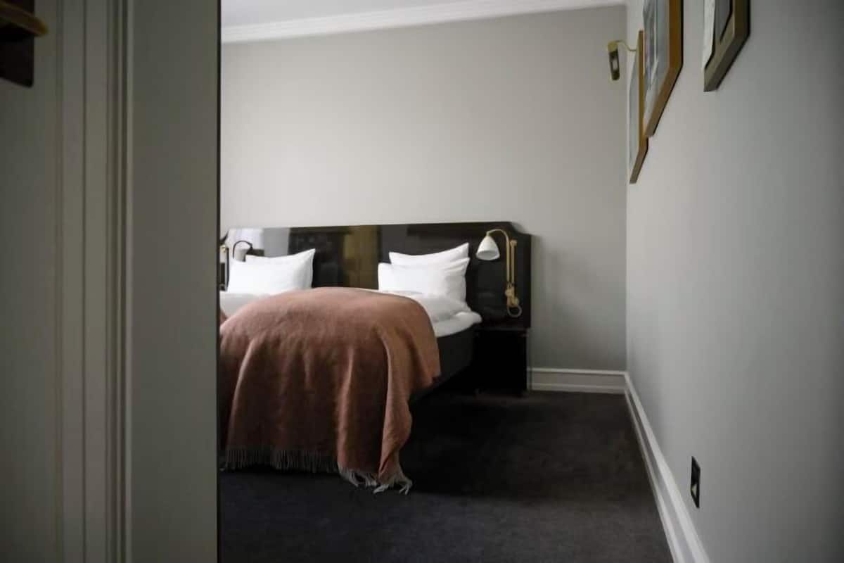 Minibar, odada kasa, masa, güneşlik/perde