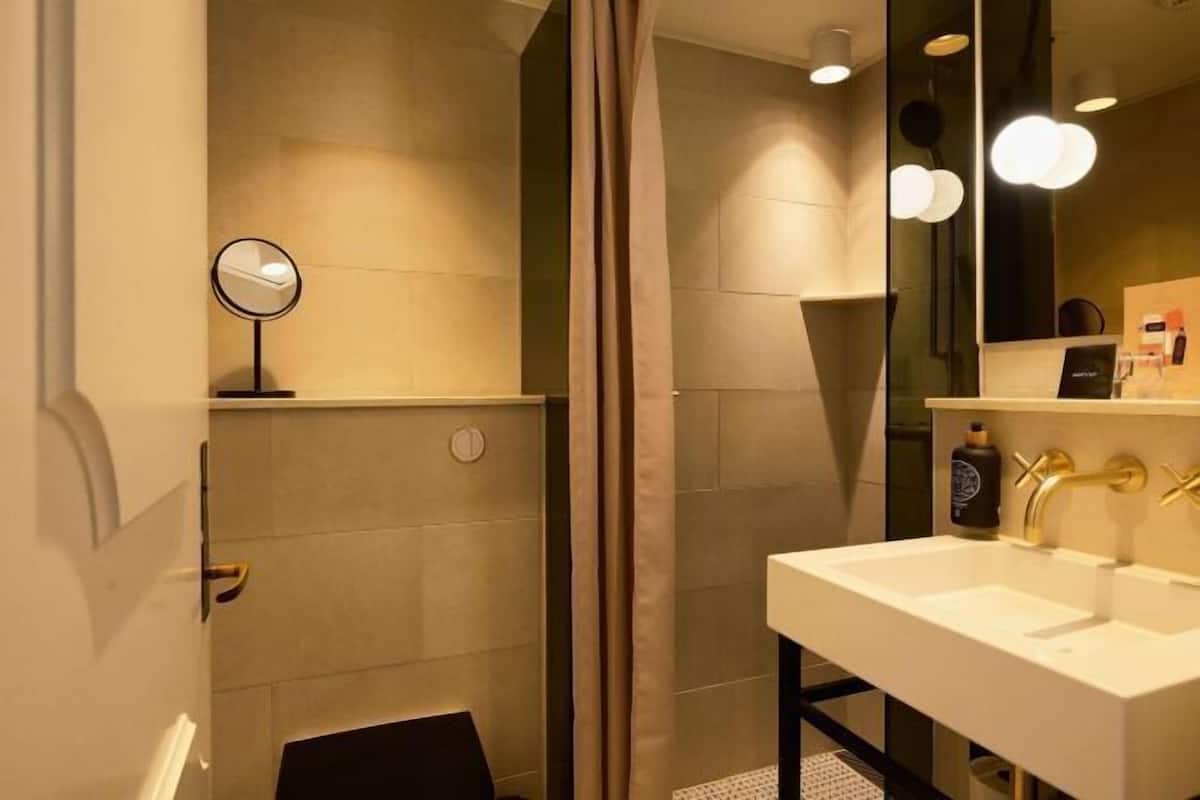 Banyo | Duş, saç kurutma makinesi, havlu