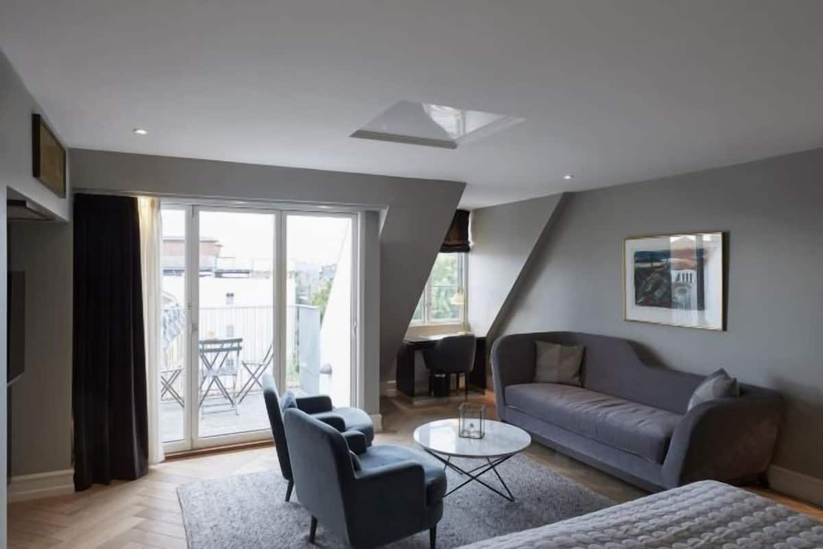 Oturma alanı | Uydu yayını kanalları bulunan 26 inç düz ekran televizyon, televizyon