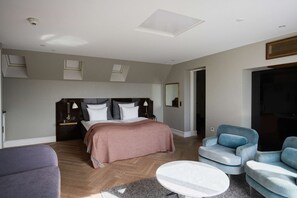 Penthouse | Minibar, in-room safe, desk, blackout drapes