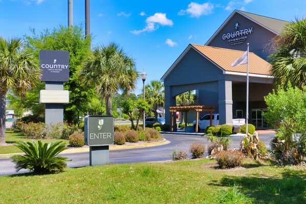 Edifício do Country Inn & Suites com placa indicando a entrada.
