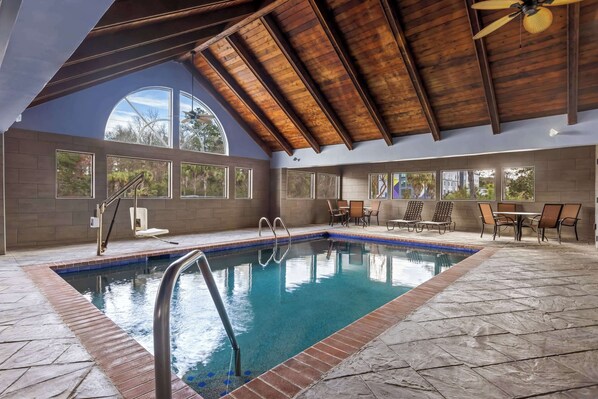 من حمّامات السباحة المغطاة