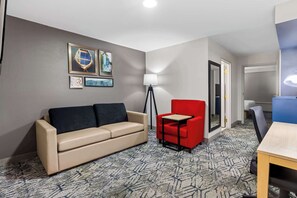 أغطية فراش متميزة ومكتب ومساحة عمل للكمبيوتر المحمول وستائر تعتيم