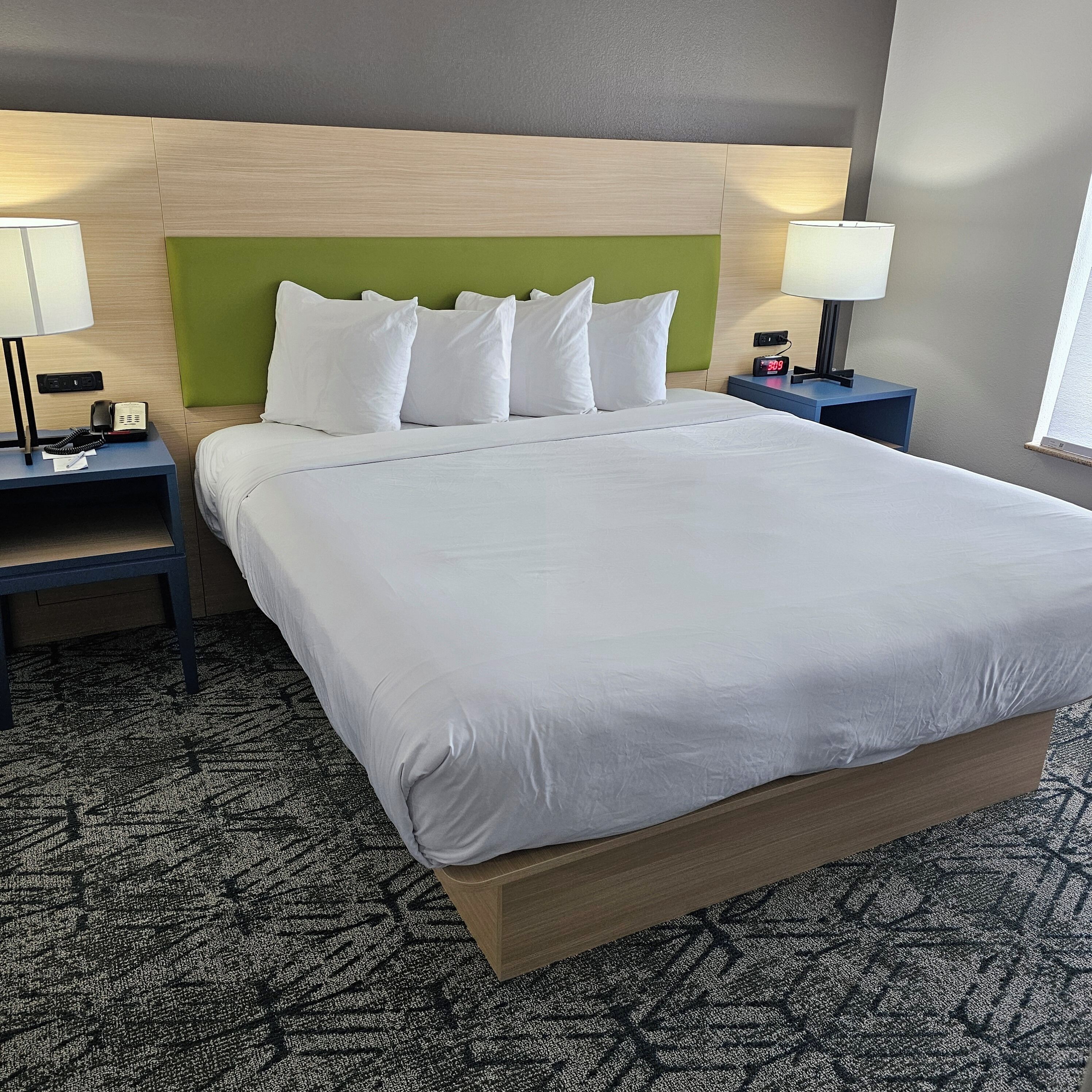 Hochwertige Bettwaren, Schreibtisch, laptopgeeigneter Arbeitsplatz