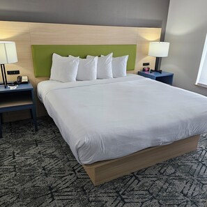 أغطية فراش متميزة ومكتب ومساحة عمل للكمبيوتر المحمول وستائر تعتيم