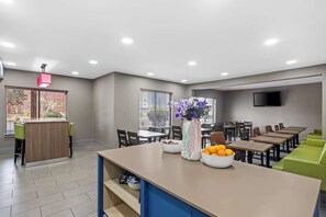 Free daily buffet breakfast - Country Inn & Suites by Radisson, Savannah I-95 North, GA (Port Wentworth)