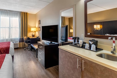 Ropa de cama hipoalergénica y decoración individual. Comfort Inn & Suites near Six Flags